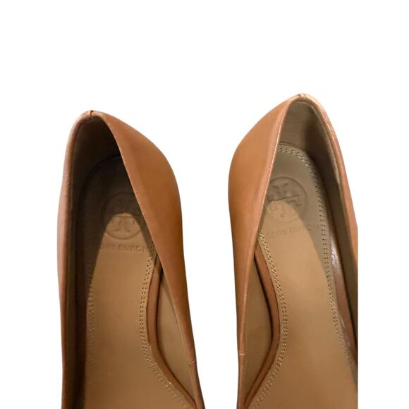 Tory Burch Chelsea Tan Leather Wedge Heel Gold Logo Pumps Size 6 - Picture 5 of 11